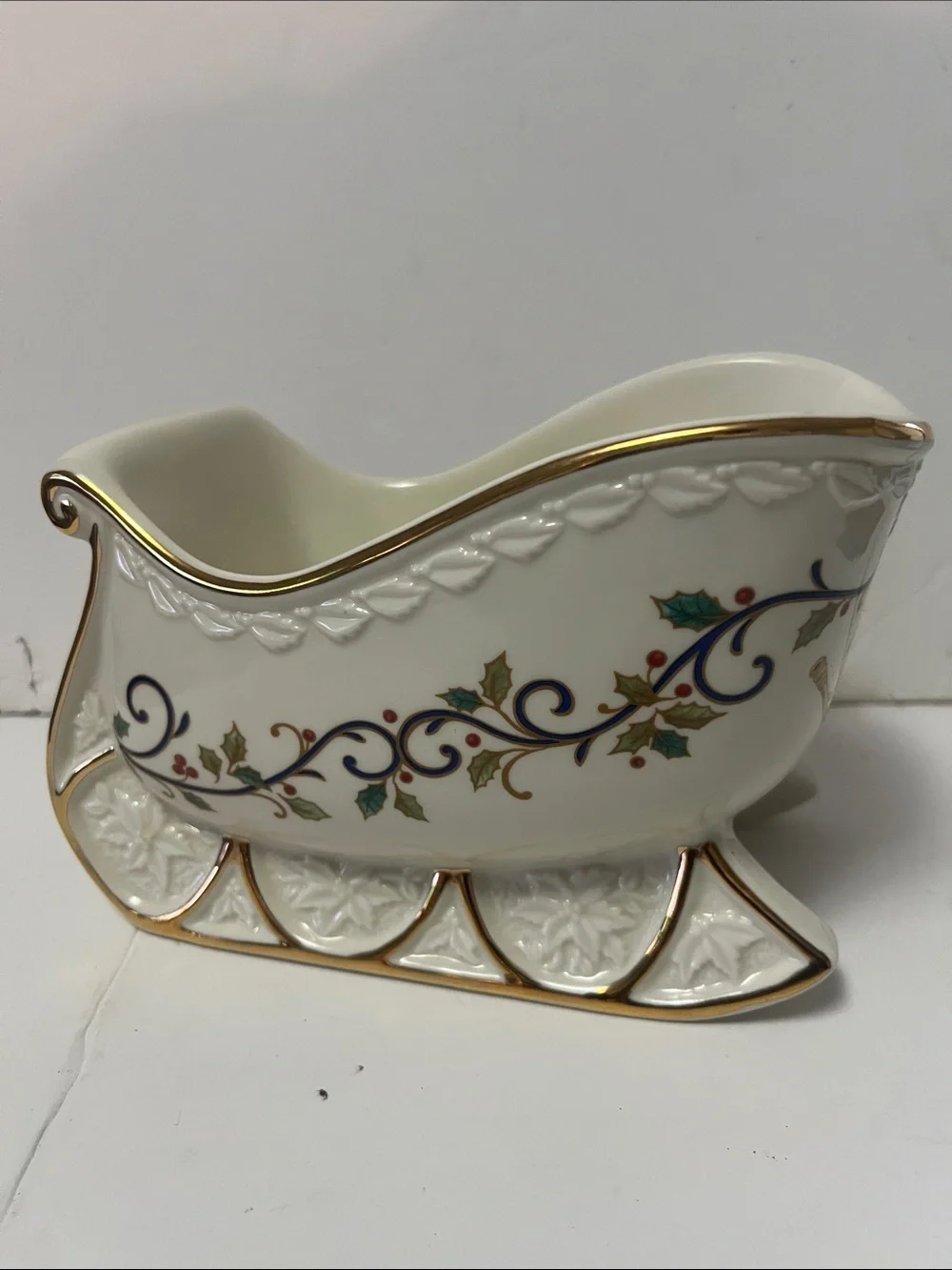 Mikasa Holiday Fine Porcelain Holly Sleigh Centerpiece Bowl 8in x 5x5
